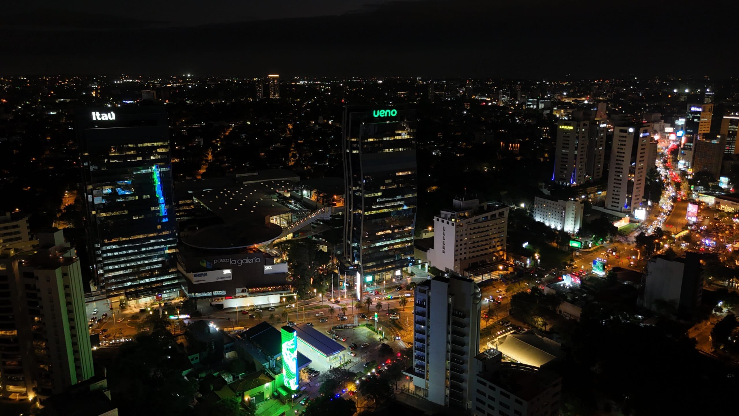 Vista aérea nocturna de Asunción, Paraguay